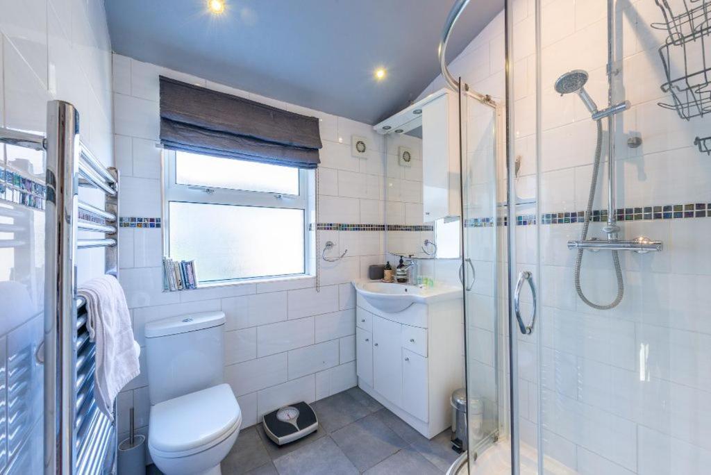 Pass The Keys Beautiful 3 Bedroom Family * London