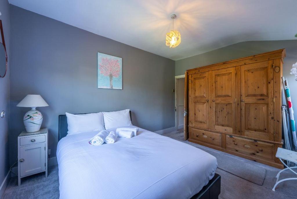 Pass The Keys Beautiful 3 Bedroom Family * London