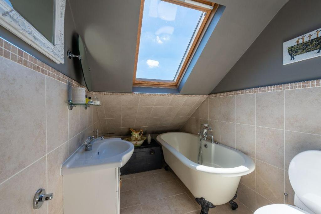 Pass The Keys Beautiful 3 Bedroom Family * London