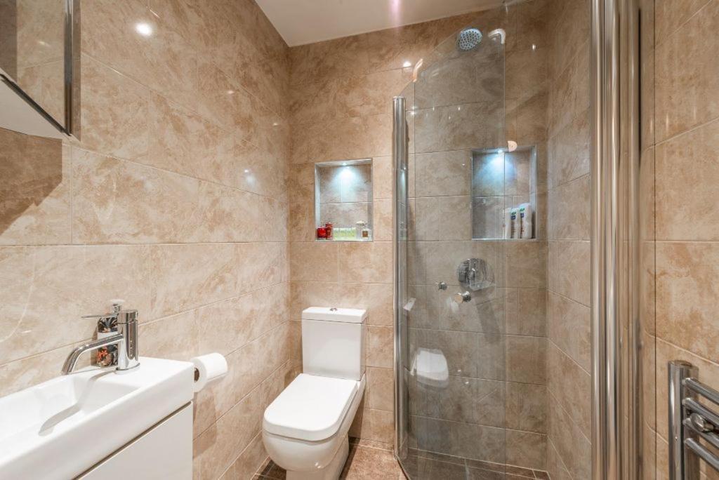 Pass The Keys Beautiful 3 Bedroom Family Holiday home London